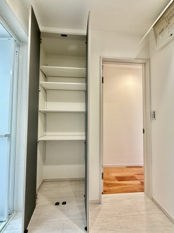 【収納】 | 収納力+将来設計が魅力のファミリー向け住宅 | 洗面所には、タオルや衣類などを収納できるリネン棚があります。