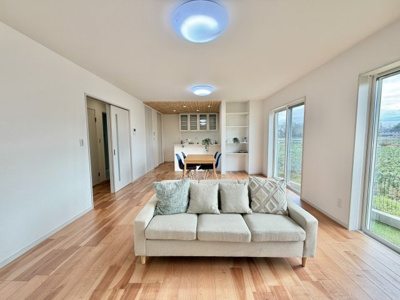 【居間・リビング】 | 収納力+将来設計が魅力のファミリー向け住宅 | 落ち着いた内装は、どんな家具にも合わせやすいです。