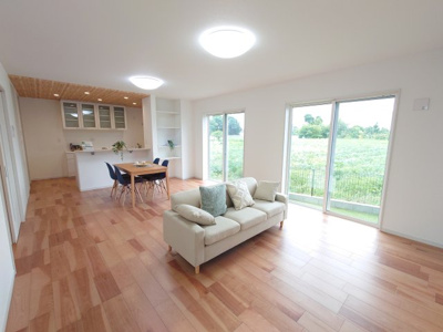 【居間・リビング】 | 陽当たり眺望良好♪南側は調整区域(海老名市)で畑です。 | 地震対策住宅　減震住宅、車２台（車種による）