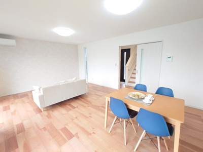 【居間・リビング】 | 陽当たり眺望良好♪南側は調整区域(海老名市)で畑です。 | 地震対策住宅　減震住宅、車２台（車種による）