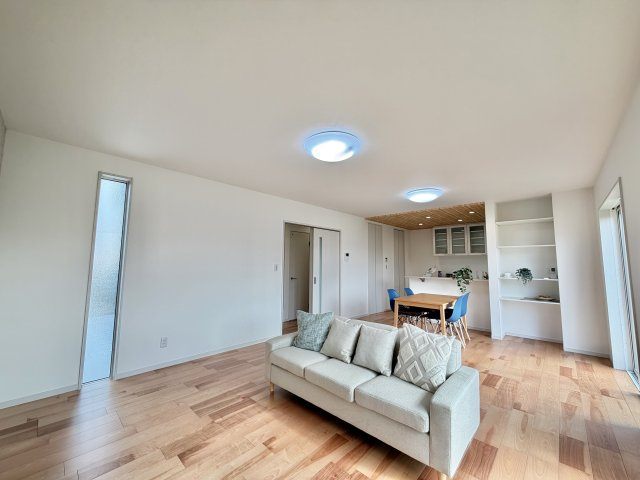 【居間・リビング】 | 陽当たり眺望良好♪南側は調整区域(海老名市)で畑です。 | 約20帖の広々としたリビングです。