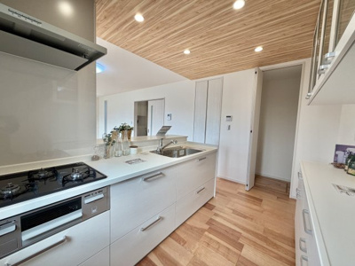 【キッチン】 | 陽当たり眺望良好♪南側は調整区域(海老名市)で畑です。 | 豊富なキッチン収納で、対面式なので家族のコミュニケーションもバッチリです。