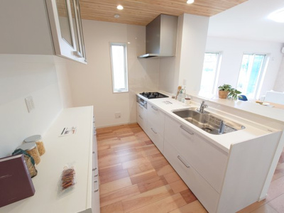 【キッチン】 | 陽当たり眺望良好♪南側は調整区域(海老名市)で畑です。 | 地震対策住宅　減震住宅、車２台（車種による）