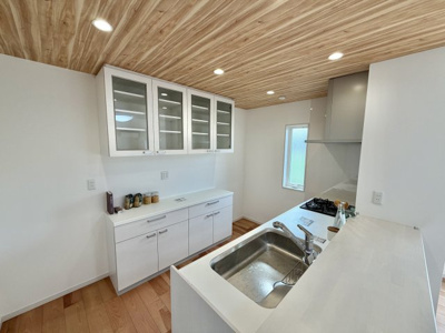 【その他】 | 陽当たり眺望良好♪南側は調整区域(海老名市)で畑です。 | キッチンとデザインの合うカップボードです。