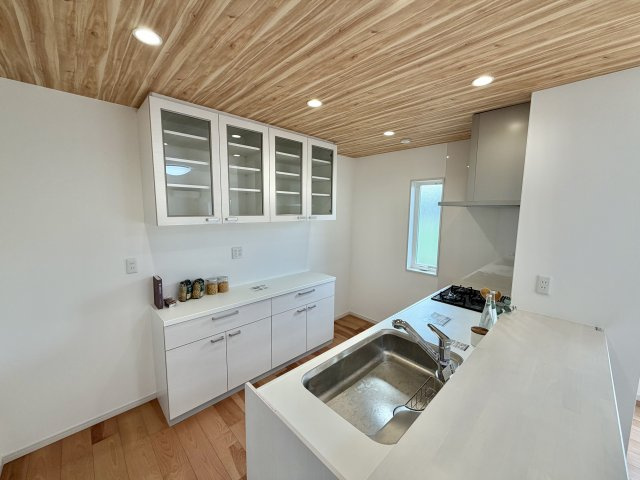 【その他】 | 収納力+将来設計が魅力のファミリー向け住宅 | キッチンとデザインの合うカップボードです。