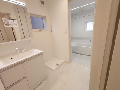 【独立洗面台】 | 陽当たり眺望良好♪南側は調整区域(海老名市)で畑です。 | 地震対策住宅　減震住宅、車２台（車種による）