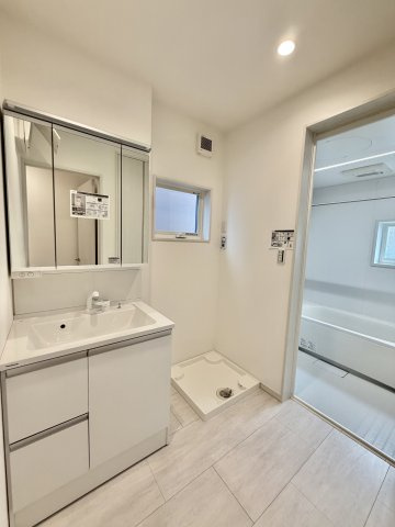 【独立洗面台】 | 収納力+将来設計が魅力のファミリー向け住宅 | 洗面化粧台にはたっぷりな収納を備えており、収納棚もあります。