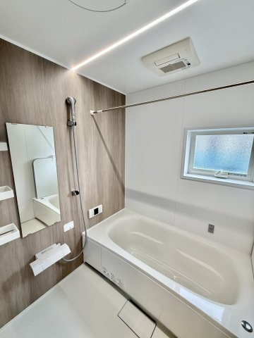 【浴室】 | 収納力+将来設計が魅力のファミリー向け住宅 | オートルーバー暖房換気乾燥機がついており、水栓は水垢が残りにくい素材になっておりお掃除もラクラクです。