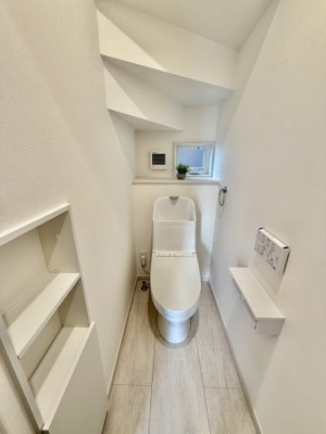 【トイレ】 | 収納力+将来設計が魅力のファミリー向け住宅 | 採光もあり、お掃除もしやすいデザインです。