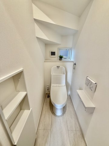 【トイレ】 | 収納力+将来設計が魅力のファミリー向け住宅 | 採光もあり、お掃除もしやすいデザインです。