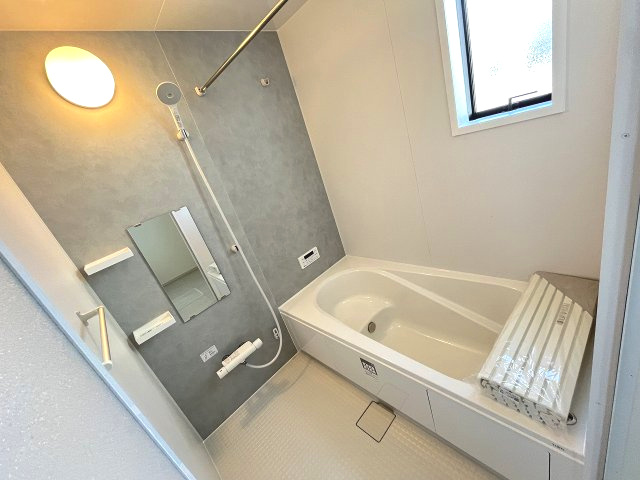 【浴室】 | 福岡市東区美和台5丁目6期・平屋　2号棟（全2棟）【仲介手数料無料・0円】 | 現地写真。浴室です。