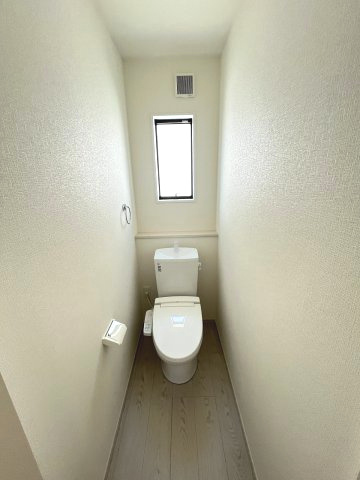 【トイレ】 | 福岡市東区美和台5丁目6期・平屋　2号棟（全2棟）【仲介手数料無料・0円】 | 現地写真。1階のトイレです。