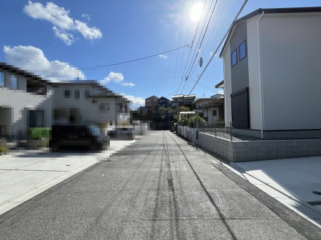 【その他】 | 福岡市東区美和台5丁目6期・平屋　2号棟（全2棟）【仲介手数料無料・0円】 | 現地写真。前面道路です。