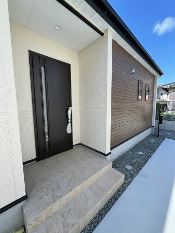【玄関】 | 福岡市東区美和台5丁目6期・平屋　2号棟（全2棟）【仲介手数料無料・0円】 | 現地写真。