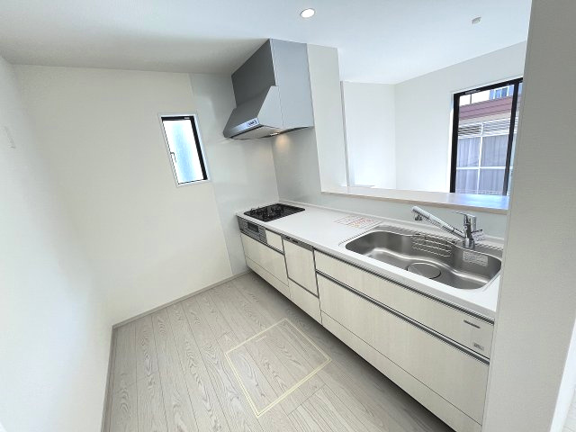 【キッチン】 | 福岡市東区美和台5丁目6期・平屋　2号棟（全2棟）【仲介手数料無料・0円】 | 現地写真。
