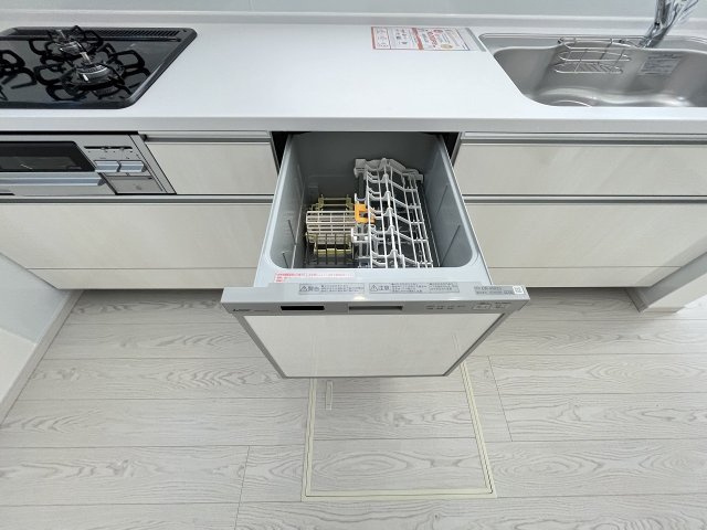 【キッチン】 | 福岡市東区美和台5丁目6期・平屋　2号棟（全2棟）【仲介手数料無料・0円】 | 現地写真。食洗器が付いてます。