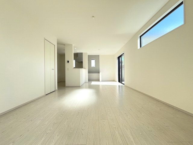 【居間・リビング】 | 福岡市東区美和台5丁目6期・平屋　2号棟（全2棟）【仲介手数料無料・0円】 | 現地写真。リビングです。