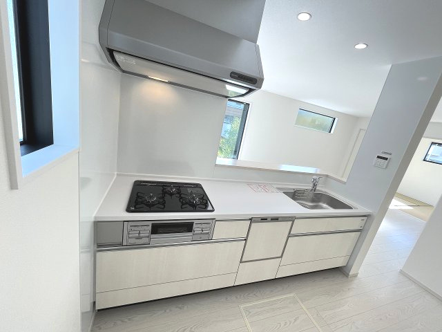 【キッチン】 | 福岡市東区美和台5丁目6期・平屋　2号棟（全2棟）【仲介手数料無料・0円】 | 現地写真。