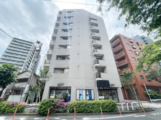 【外観】 | 手入れの行き届いた外壁やエントランスなど、「見ればわかる」レベルで清潔感を保ったマンションです。築年数を感じさせない姿で皆様をお出迎えします。～即日のご見学可能～　お問合せはお気軽にどうぞ。