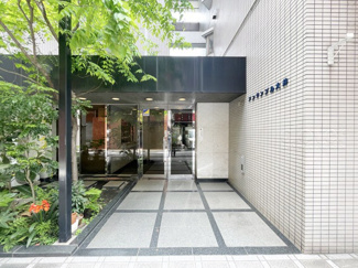 【エントランス】 | オートロックを備えた、マンションのエントランス。やはりセキュリティの観点は欠かすことができません。皆様を“安全”に送り出し、出迎えてくれます。～即日のご見学可能～　お問合せはお気軽にどうぞ。