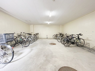 【駐車場】 | 自転車置き場。マンションの共用部にあたります。空きの有無や駐輪料金、各戸の台数制限などについては、改めてお問い合わせください。～即日のご見学可能～　お問合せはお気軽にどうぞ。