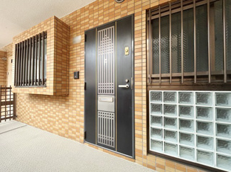 【その他共用部分】 | 皆様をお迎えする、お部屋の玄関ドア。開けやすさや開放角度、ドアノブの操作しやすさや鍵の形状などを、現地で一度ご確認ください。～即日のご見学可能～　お問合せはお気軽にどうぞ。