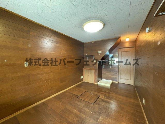 西禁野1丁目テラス　賃貸の居間・リビング|こちらのリビングで趣味の時間をお楽しみください