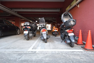【駐車場】 | バイク置き場。空き区画の有無や駐輪料金、サイズおよび排気量規定などについては、改めてお問い合わせください。～即日のご見学可能～　お問合せはお気軽にどうぞ。
