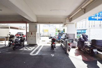 【駐車場】 | バイク置き場。空き区画の有無や駐輪料金、サイズおよび排気量規定などについては、改めてお問い合わせください。～即日のご見学可能～　お問合せはお気軽にどうぞ。