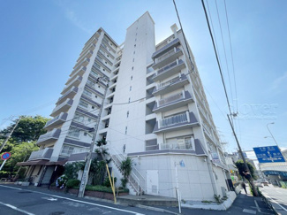 【外観】 | 手入れの行き届いた外壁やエントランスなど、「見ればわかる」レベルで清潔感を保ったマンションです。築年数を感じさせない姿で皆様をお出迎えします。～即日のご見学可能～　お問合せはお気軽にどうぞ。