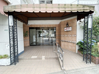 【エントランス】 | オートロックを備えた、マンションのエントランス。やはりセキュリティの観点は欠かすことができません。皆様を“安全”に送り出し、出迎えてくれます。～即日のご見学可能～　お問合せはお気軽にどうぞ。