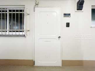 【その他共用部分】 | 皆様をお迎えする、お部屋の玄関ドア。開けやすさや開放角度、ドアノブの操作しやすさや鍵の形状などを、現地で一度ご確認ください。～即日のご見学可能～　お問合せはお気軽にどうぞ。