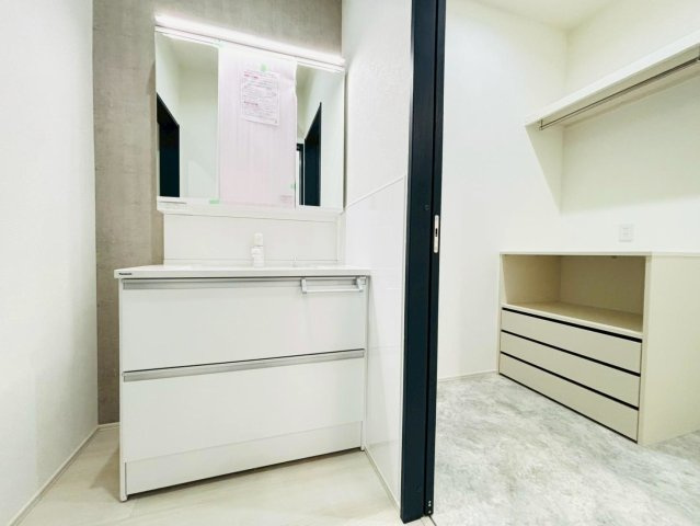 新築戸建　大垣市昼飯　全1区画分譲の独立洗面台|影ができにくい「ツインラインLED照明」。