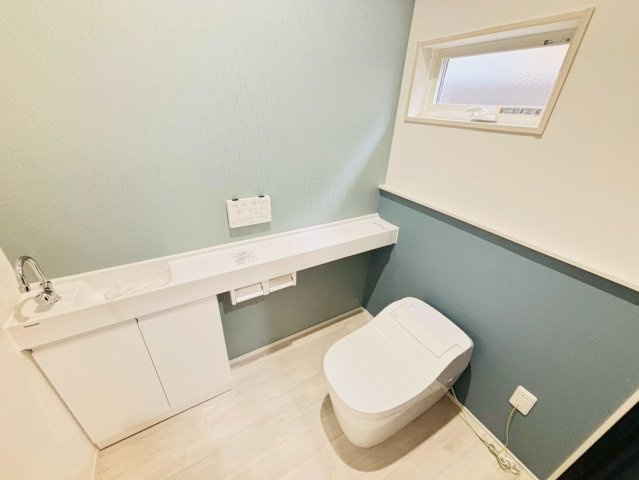 新築戸建　大垣市昼飯　全1区画分譲のトイレ|少ない水で効率的に洗浄するトルネード洗浄とお掃除のしやすさを究めたフチなし形状でお手入れ楽々。