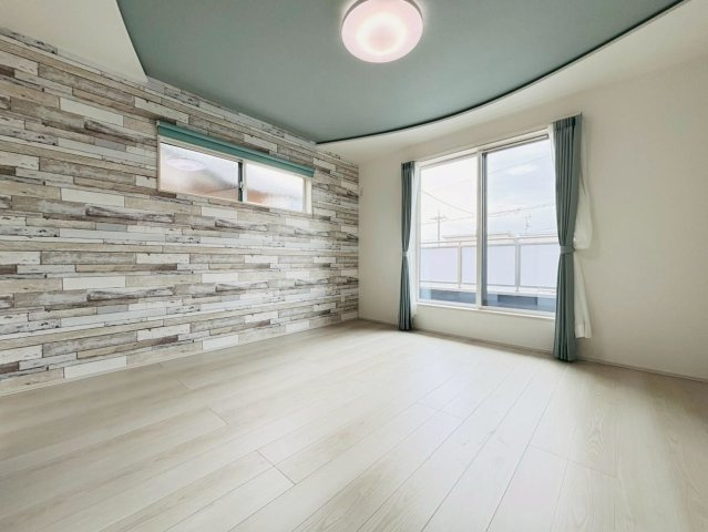 新築戸建　大垣市昼飯　全1区画分譲の寝室|奥行のあるウォークインクローゼットは収納方法自由自在。家族の成長に合わせた収納が可能です。