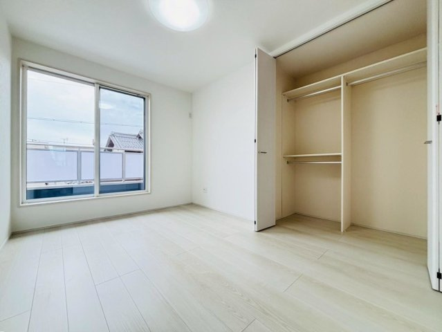 新築戸建　大垣市昼飯　全1区画分譲の洋室|奥行のあるウォークインクローゼットは収納方法自由自在。家族の成長に合わせた収納が可能です。