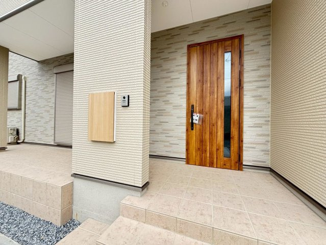 新築戸建　大垣市昼飯　全1区画分譲の玄関|玄関ドアの取っ手ハンドル部分にセンサーがついており、カード・シールタイプのキーで開け閉めができます