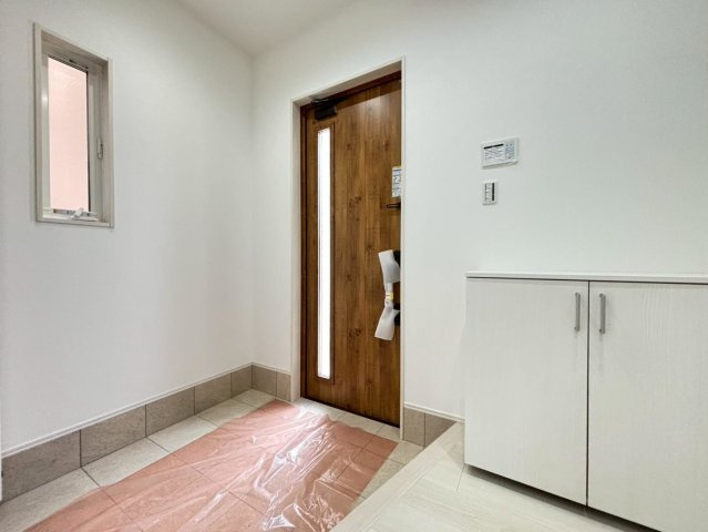 新築戸建　大垣市昼飯　全1区画分譲の玄関|大容量のシューズ収納付きで玄関周りもすっきり！玄関ドアからの光が玄関ホールを明るくしてくれます。