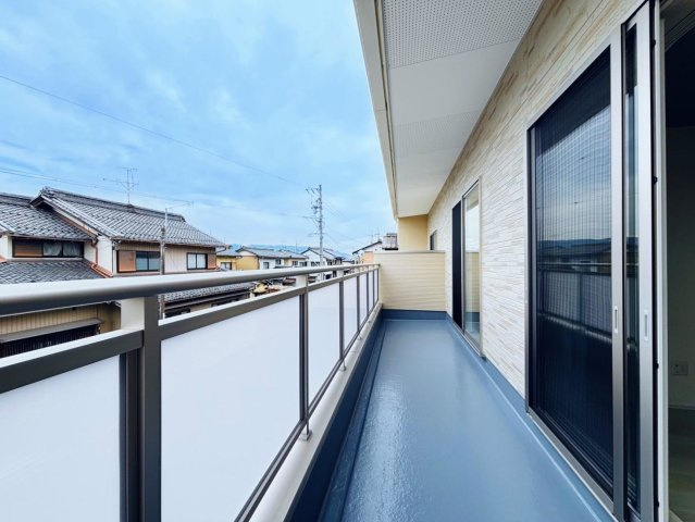 新築戸建　大垣市昼飯　全1区画分譲のバルコニー|バルコニーは南向きで洗濯物もよく乾きます！強度と表面積硬度を持つFPRで防水しています。