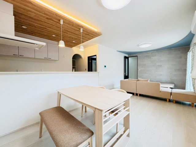 新築戸建　大垣市昼飯　全1区画分譲の居間・リビング|大きな窓がリビング全体に光と風を運びます。