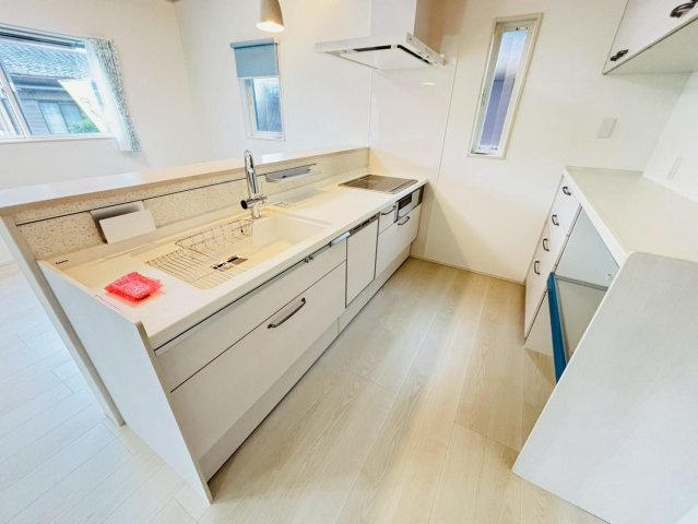 新築戸建　大垣市昼飯　全1区画分譲のキッチン|機能的なシステムキッチン。収納力に優れた大容量の引出でキッチン回りがスッキリ片付きます。