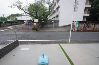 【周辺】 | 家の前は「ふれんど平尾」です。旧稲城第8小学校