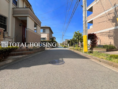 【前面道路含む現地写真】 | 狛江市西野川2丁目　中古戸建　全1棟