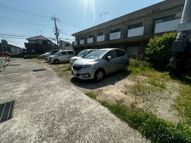 シャンボール藤井の駐車場