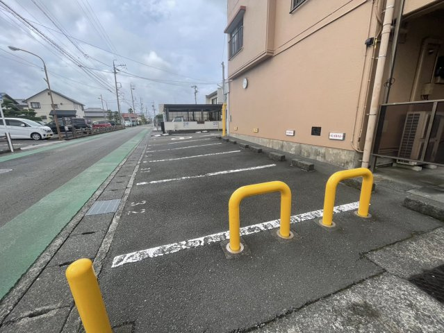 メゾンアルファの駐車場