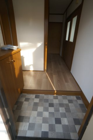 村上マンションの玄関