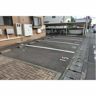 高田レジデンスの駐車場