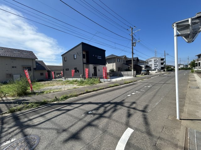 新築　前橋市荒牧町　1号棟の前面道路含む現地写真|現地写真　北側接道幅員約9ｍ