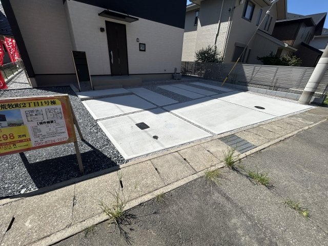 新築　前橋市荒牧町　1号棟の駐車場|現地写真　駐車スペースは建物北側に並列3台分可能です！