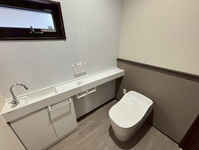 新築戸建　岐阜市旦島５丁目　全３区画分譲のトイレ|少ない水で効率的に洗浄するトルネード洗浄とお掃除のしやすさを究めたフチなし形状でお手入れ楽々。